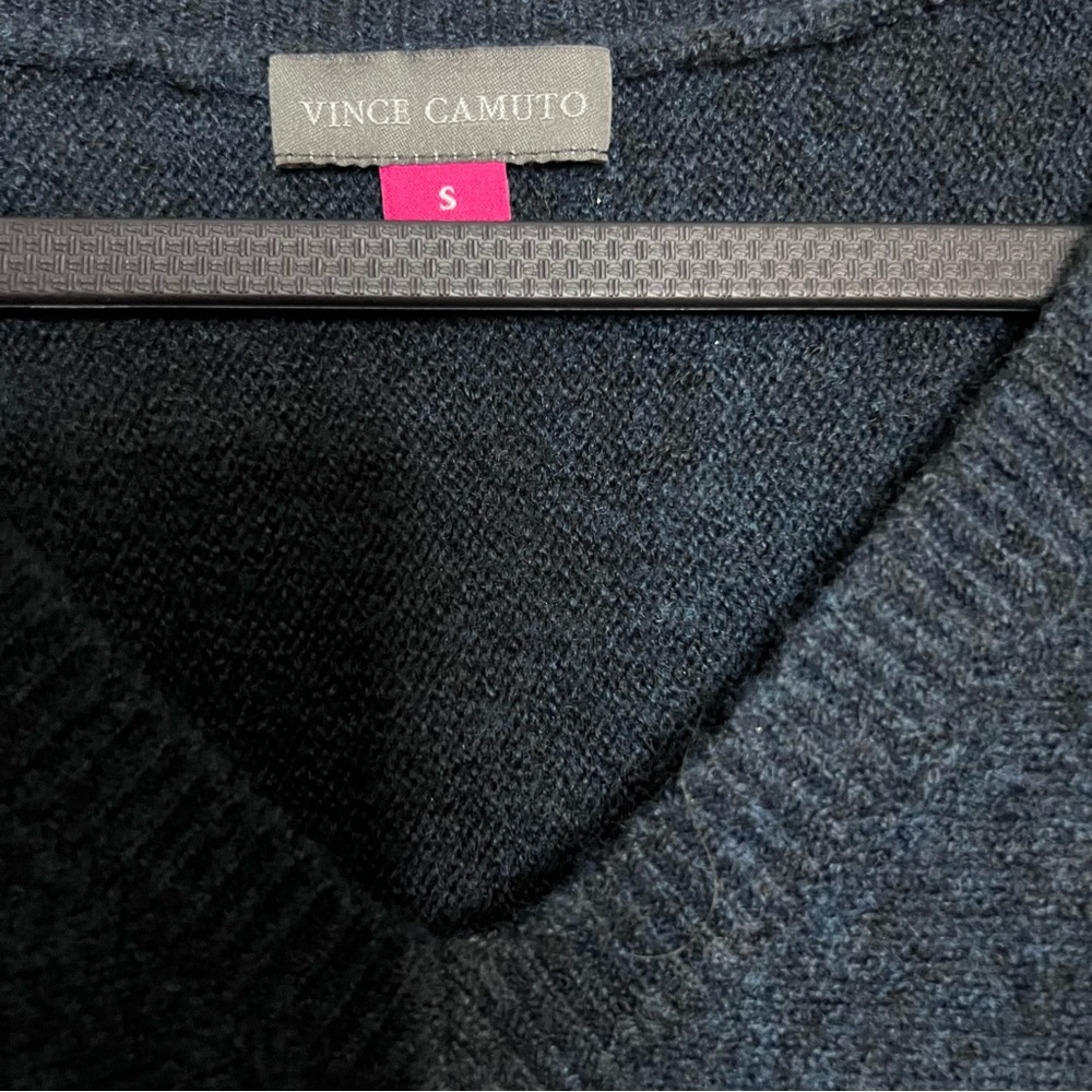 Vince Camuto Women’s Deep Blue V-Neck Sweater Size: Small - Picture 3 of 4